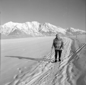 Hilde Eschen wandelt in de sneeuw met op de achtergrond het Karwendel-gebergte, Bestanddeelnr 254-4270