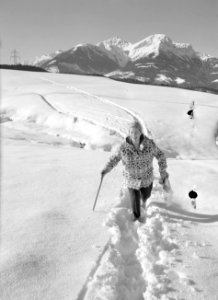 Hilde Eschen wandelt in de sneeuw met op de achtergrond het Karwendel-gebergte, Bestanddeelnr 254-4278