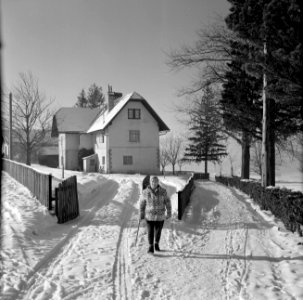 Hilde Eschen wandelt in de sneeuw door Sistrans, Bestanddeelnr 254-4271