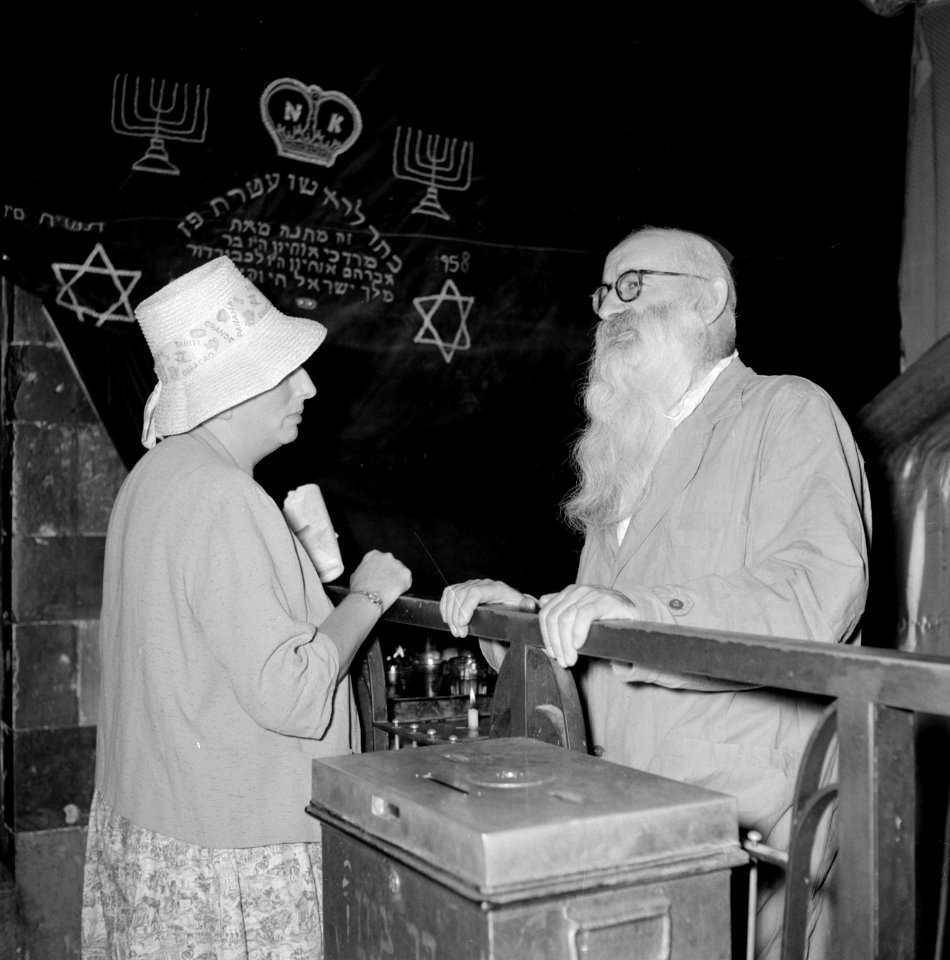 Hilde van de Poll in gesprek met een orthodoxe Jood bij het graf van David, Bestanddeelnr 255-4982