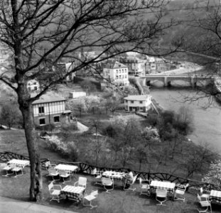 Hilde Eschen op het terras van het Chalet-Hôtel, met uitzicht op de Ourthe, Bestanddeelnr 254-3361