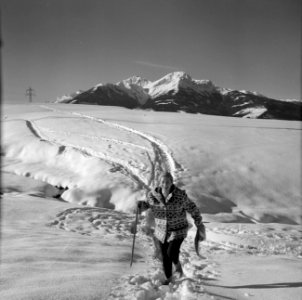 Hilde Eschen wandelt in de sneeuw met op de achtergrond het Karwendel-gebergte, Bestanddeelnr 254-4277