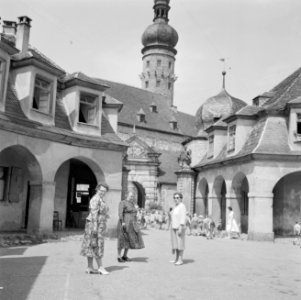 Hilde Eschen (rechts) met twee vrouwen op de binnenplaats van kasteel Weikershei, Bestanddeelnr 254-3978