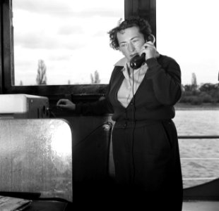 Hilde Eschen telefonerend aan boord van de Damco 9, Bestanddeelnr 254-1781