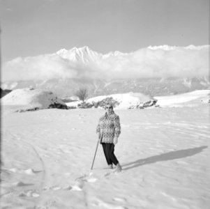 Hilde Eschen poseert in de sneeuw met op de achtergrond het Karwendel-gebergte, Bestanddeelnr 254-4280