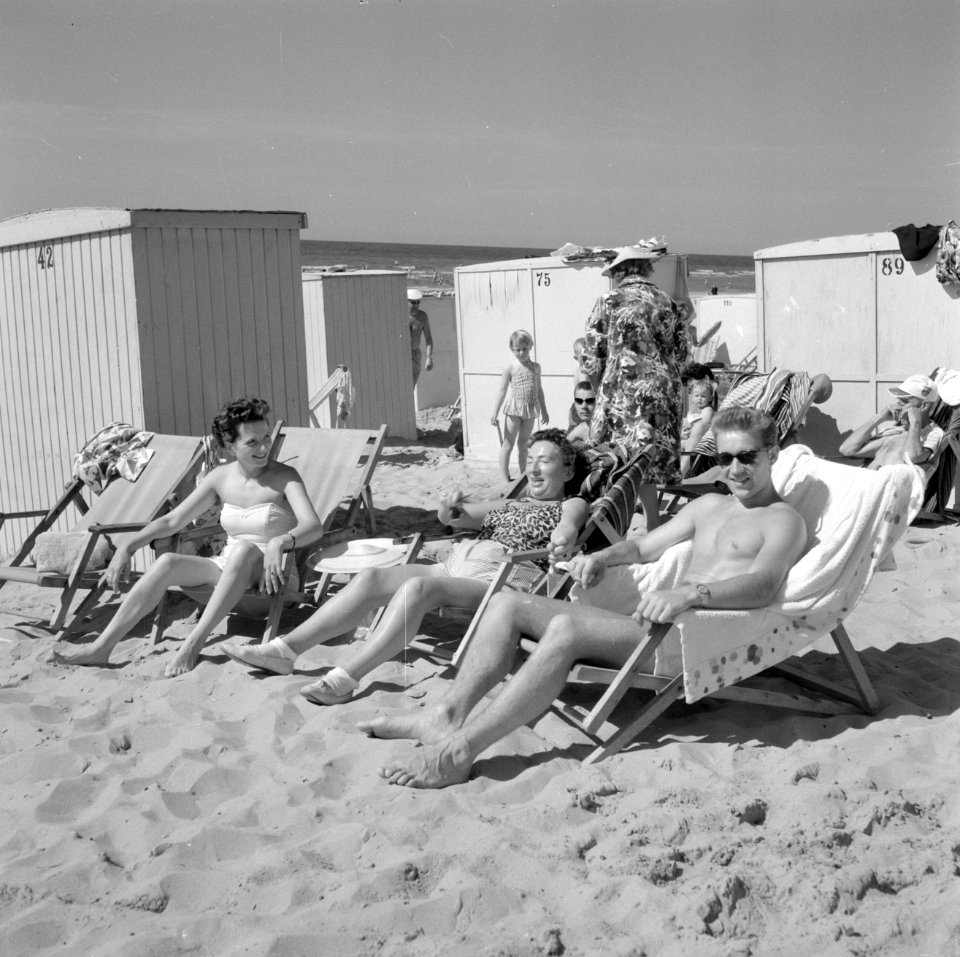 Hildegard van de Poll-Eschen met Ilse en Karl Heinz op het strand in Katwijk, Bestanddeelnr 254-4398