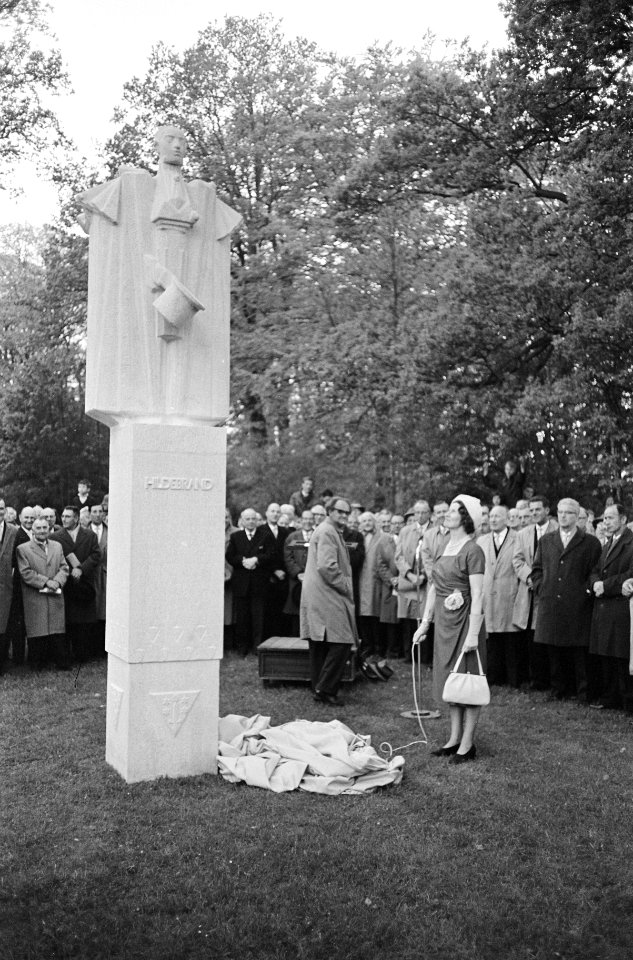 Hildebrand-monument onthuld in Haarlem, mejuffrouw Beets tijdens de onthulling, Bestanddeelnr 913-9859