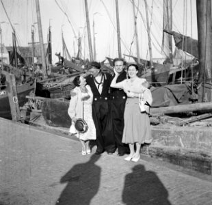 Hildegard van de Poll-Eschen en Etty Doeve in Marken met twee vissers, Bestanddeelnr 254-2202