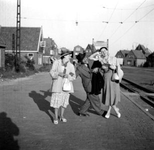 Hildegard van de Poll-Eschen en Eppo en Etty Doeve bij het spoor, Bestanddeelnr 254-2204