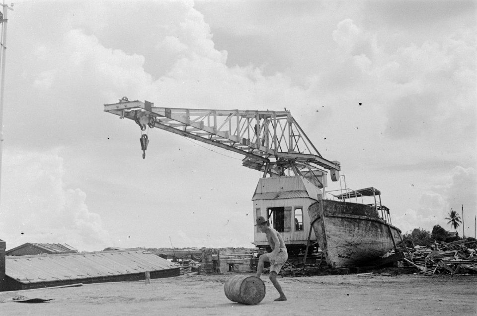 Hijskraan en kapotte boot, Bestanddeelnr 131-5-1