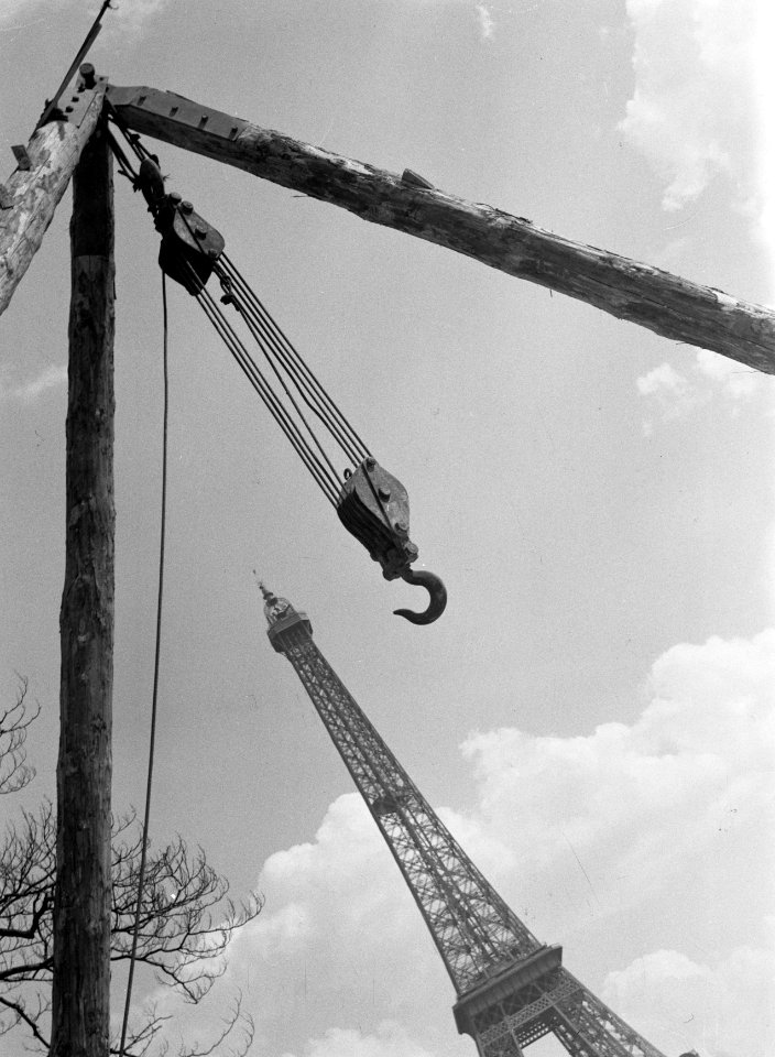 Hijskraan met de Eiffeltoren op de achtergrond in Parijs, Bestanddeelnr 254-5676