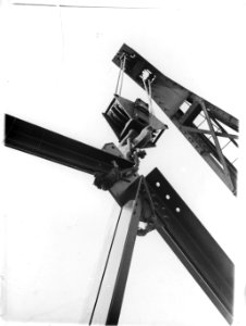 Hijskraan bij de bouw van een brug door het bedrijf De Vries Robbé, Bestanddeelnr 189-0456