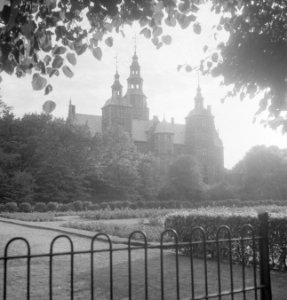 Hillerod Slot Frederiksborg gezien vanuit de tuinen bij nevelig weer, Bestanddeelnr 251-7680