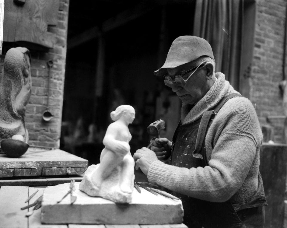 Hildo Krop 26 januari 80 jaar, Hildo Krop in zijn atelier, Bestanddeelnr 916-0692