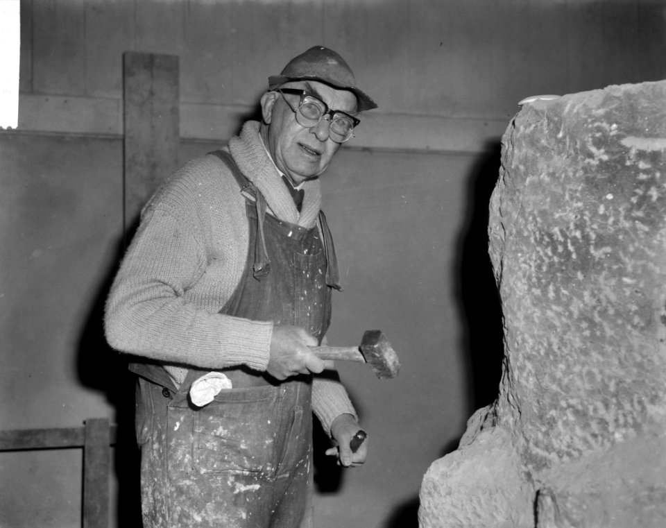 Hildo Krop 26 januari 80 jaar, Hildo Krop in zijn atelier, Bestanddeelnr 916-0688