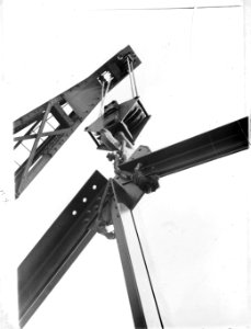 Hijskraan bij de bouw van een brug door het bedrijf De Vries Robbé, Bestanddeelnr 189-0455