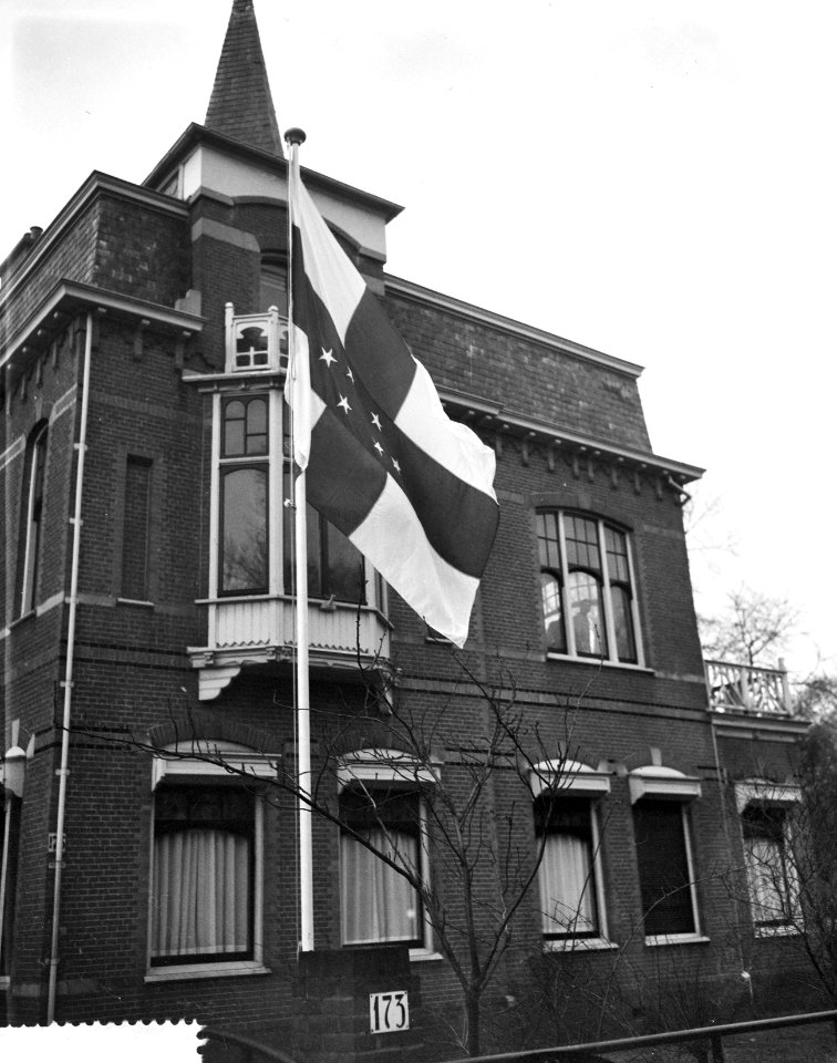 Hijsen van de nieuwe Antilliaanse vlag in Den Haag tg Statuutdag, Bestanddeelnr 910-8819
