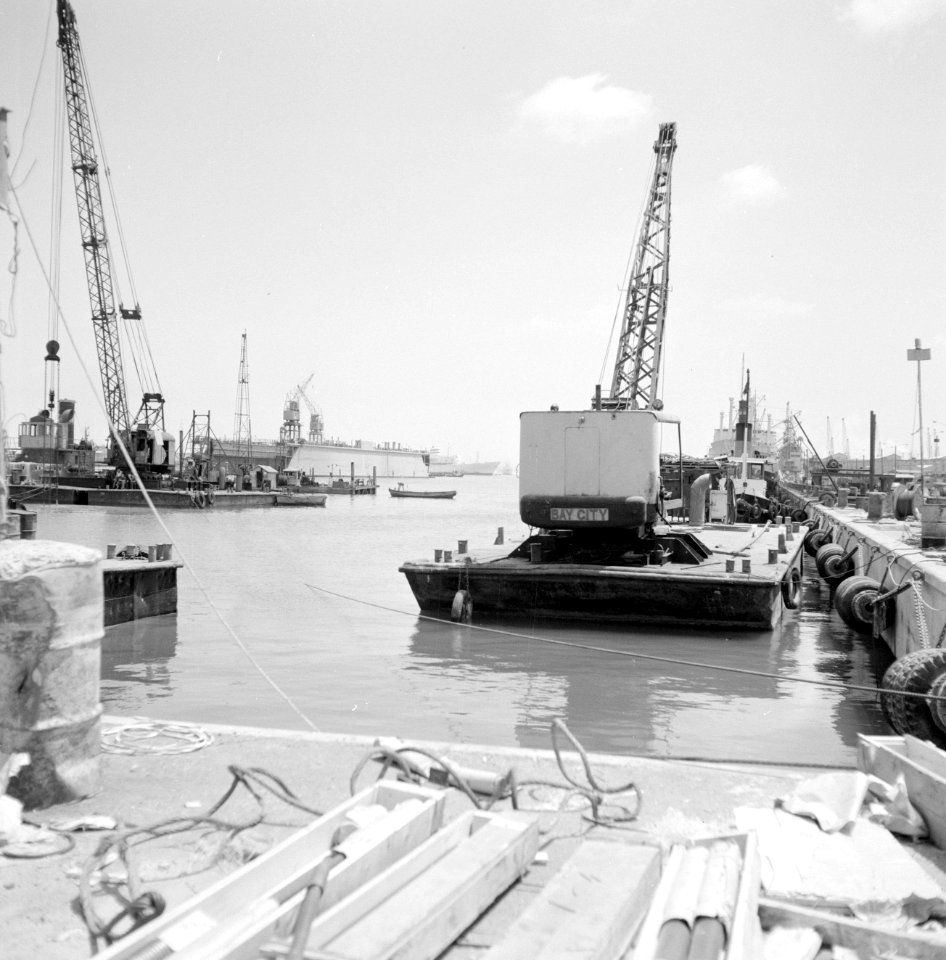 Hijskraan op een vlonder (pontonkraan) in de haven, Bestanddeelnr 255-2143