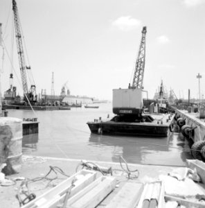 Hijskraan op een vlonder (pontonkraan) in de haven, Bestanddeelnr 255-2143