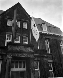 Hijsen van de nieuwe Surinaamse vlag in Den Haag tgv Statuutdag, Bestanddeelnr 910-8818 photo