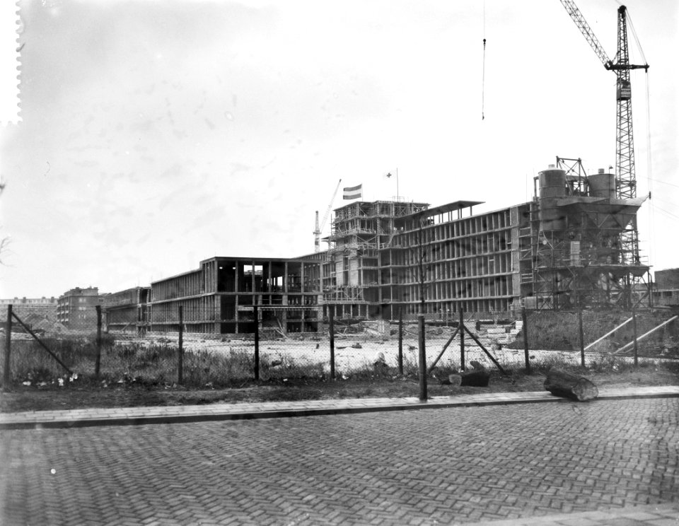 Hijsen van de vlag op het Roode Kruisziekenhuis in Den Haag, Bestanddeelnr 909-2437