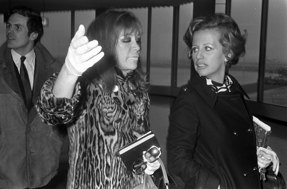 Hildegard Knef op Schiphol Merel Laseur (rechts) en Hildegard Knef, Bestanddeelnr 922-1971 photo