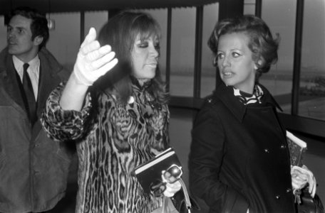 Hildegard Knef op Schiphol Merel Laseur (rechts) en Hildegard Knef, Bestanddeelnr 922-1971 photo