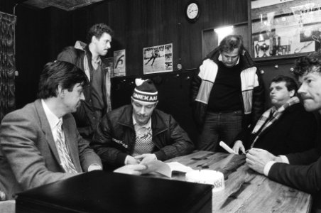 Hilbert van der Duim (3e van links) en zaakwaarnemer Piet Keizer tijdens de pers, Bestanddeelnr 932-4532