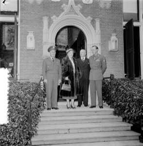 Hill ontvangt Generaal Gruenther op huis Raaphorst te Wassenaar, Bestanddeelnr 906-0366