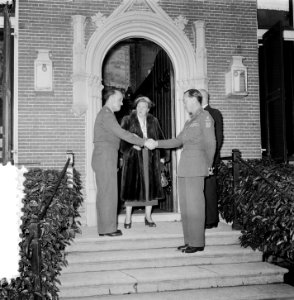 Hill ontvangt Generaal Gruenther op huis Raaphorst te Wassenaar, Bestanddeelnr 906-0371