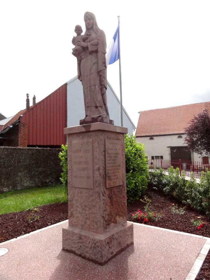 Hilbesheim (Moselle) monument aux morts avec statue Vierge et Enfant (02)