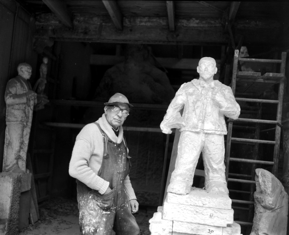Hildo Krop 26 januari 80 jaar, Hildo Krop in zijn atelier, Bestanddeelnr 916-0693