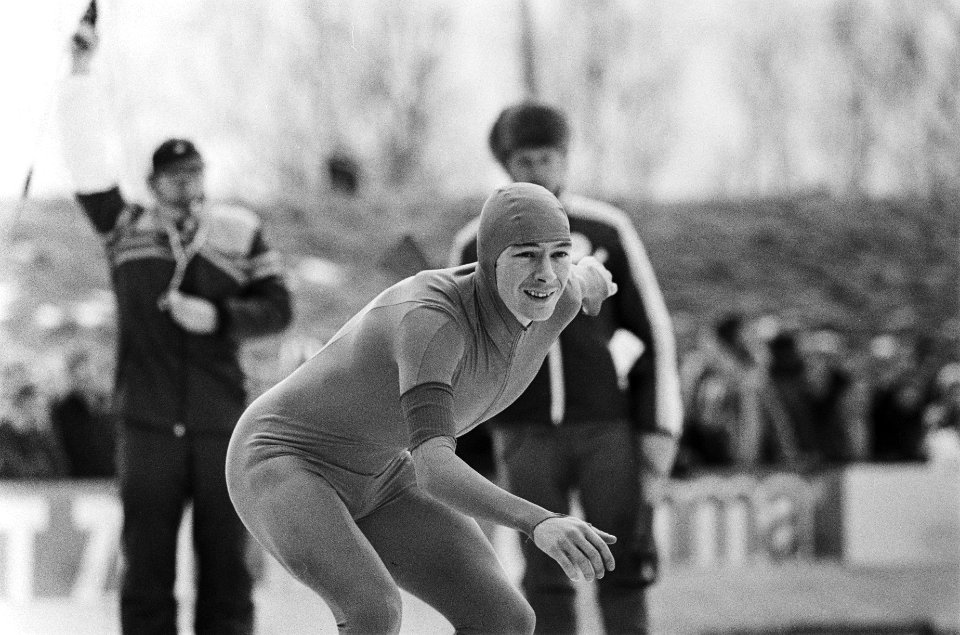 Hilbert van der Duim bij de start van zijn rit op de 500 meter, Bestanddeelnr 930-1374