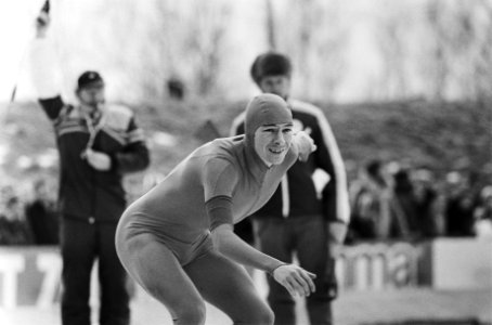 Hilbert van der Duim bij de start van zijn rit op de 500 meter, Bestanddeelnr 930-1374