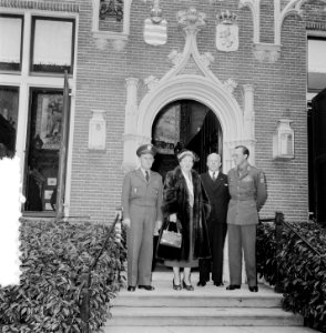 Hill ontvangt Generaal Gruenther op huis Raaphorst te Wassenaar, Bestanddeelnr 906-0369