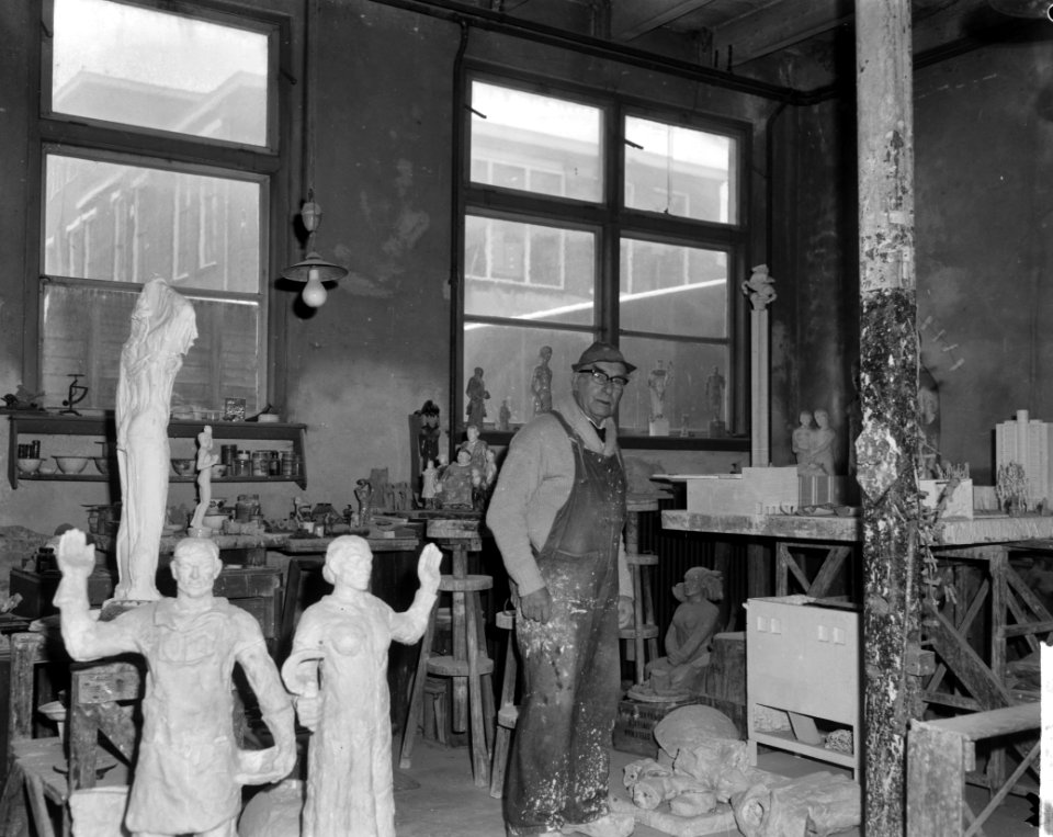 Hildo Krop 26 januari 80 jaar, Hildo Krop in zijn atelier, Bestanddeelnr 916-0685