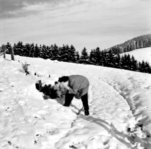 Hilde Eschen wast zich met sneeuw, Bestanddeelnr 254-3484