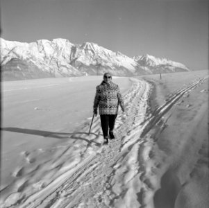 Hilde Eschen wandelt in de sneeuw met op de achtergrond het Karwendel-gebergte, Bestanddeelnr 254-4269
