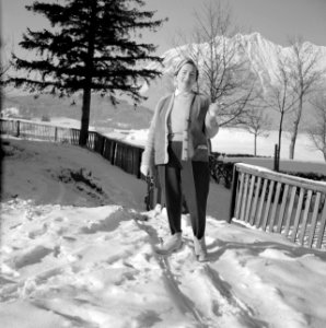 Hilde Eschen poseert in de sneeuw met op de achtergrond het Karwendel-gebergte, Bestanddeelnr 254-4274