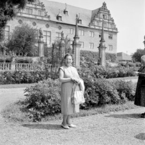 Hilde Eschen poseert in de tuin van kasteel Weikersheim, Bestanddeelnr 254-3971