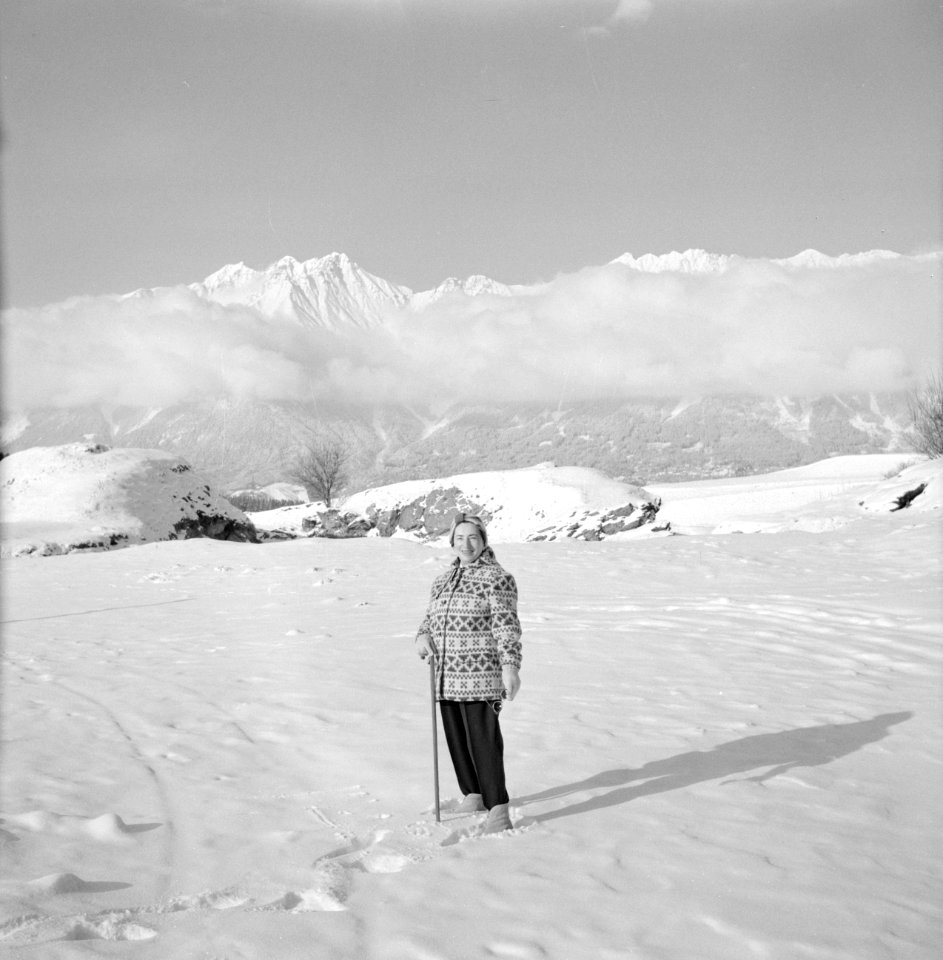 Hilde Eschen poseert in de sneeuw met op de achtergrond het Karwendel-gebergte, Bestanddeelnr 254-4279