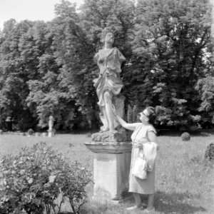 Hilde Eschen poseert bij een beeld in de tuin van kasteel Weikersheim, Bestanddeelnr 254-3970