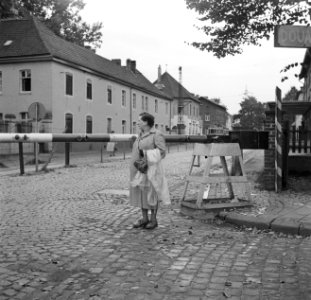 Hildegard Eschen bij de grensovergang in de Nieuwstraat in Kerkrade, Bestanddeelnr 252-0216