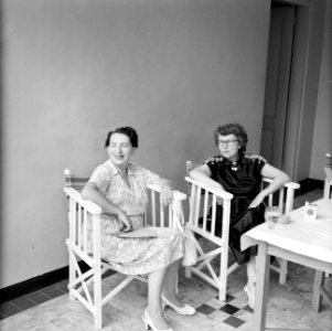 Hildegard van de Poll-Eschen en mevrouw Zaalberg op een terras, Bestanddeelnr 252-5002