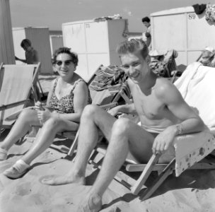 Hildegard van de Poll-Eschen met Karl Heinz op het strand in Katwijk, Bestanddeelnr 254-4401