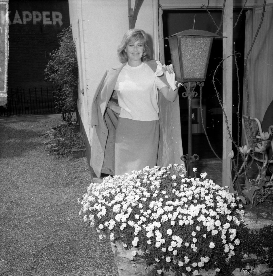 Hildegard Kneff duitse actrice in TV-programma van Simon van Collum, Bestanddeelnr 915-2098