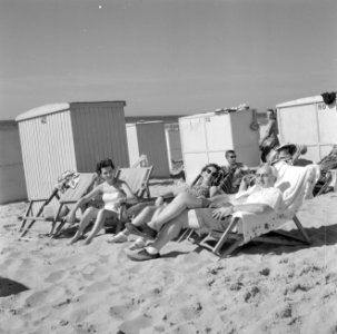 Hildegard van de Poll-Eschen met Ilse en Willem van de Poll op het strand in Kat, Bestanddeelnr 254-4400