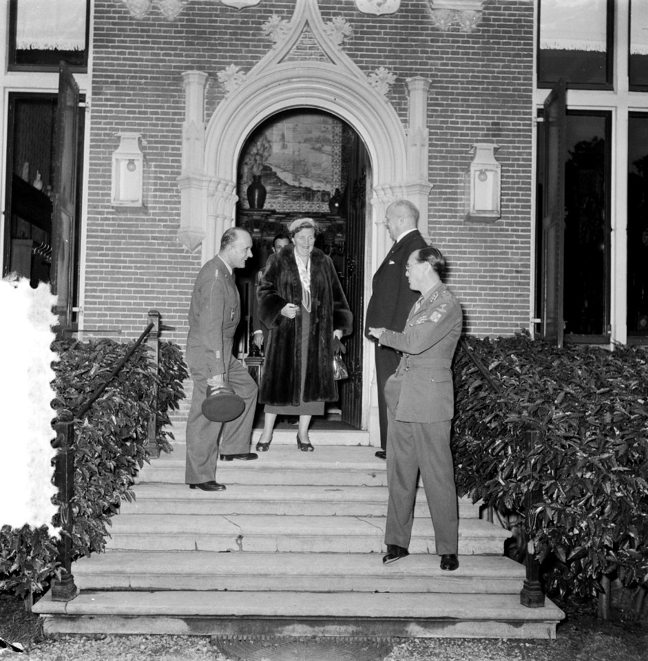 Hill ontvangt Generaal Gruenther op huis Raaphorst te Wassenaar, Bestanddeelnr 906-0368