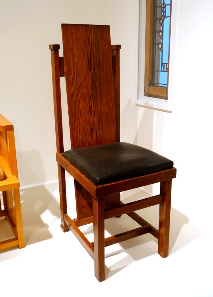 Highback chair for Larkin Company administration building in Buffalo NY, designed by Frank Lloyd Wright, Chicago, 1903, varnished oak, leather - Museum für Angewandte Kunst Köln - Cologne, Germany - DSC09619