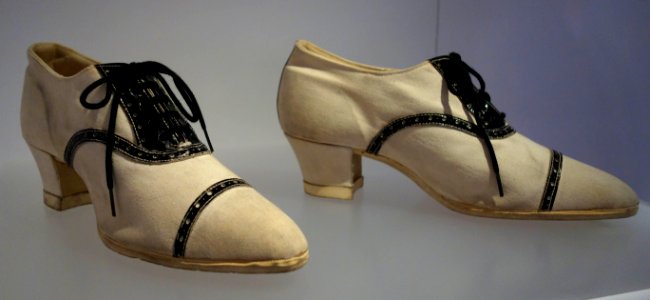 High-heeled sneakers, c. 1925, manufacturer unknown - Bata Shoe Museum - DSC00721